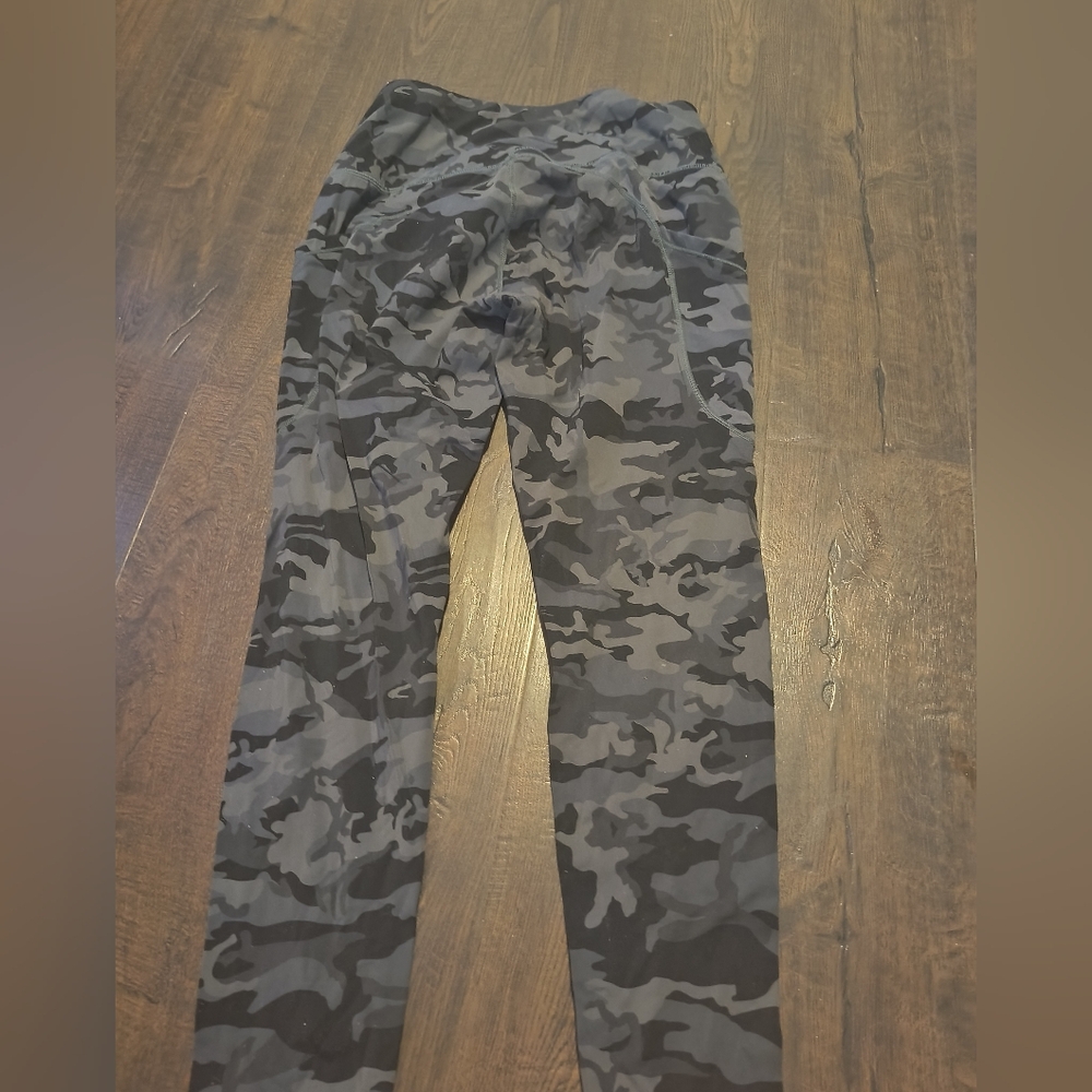 Woman's camo leggings size large